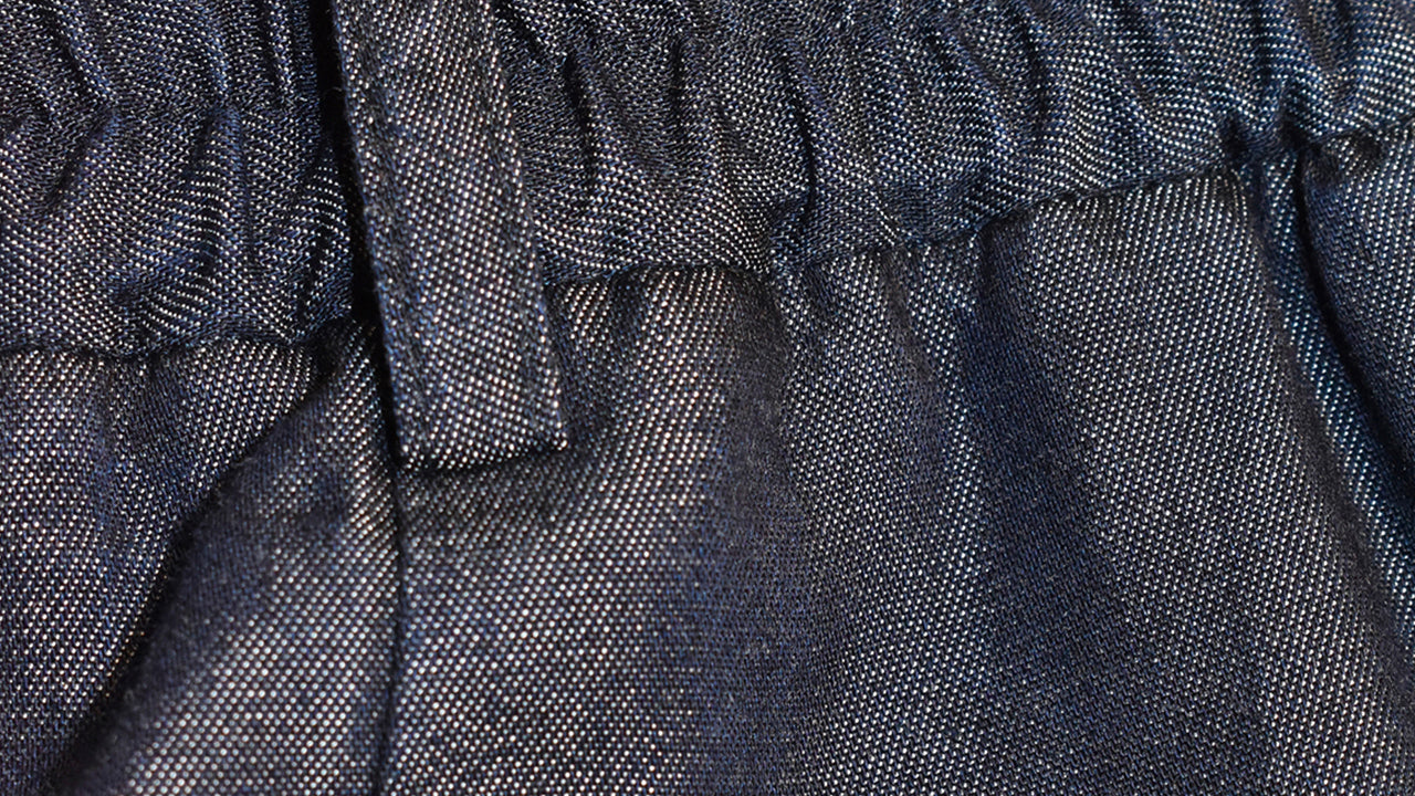 Il Tencel che sembra denim: il pantalone pinces firmato Valensia Moda