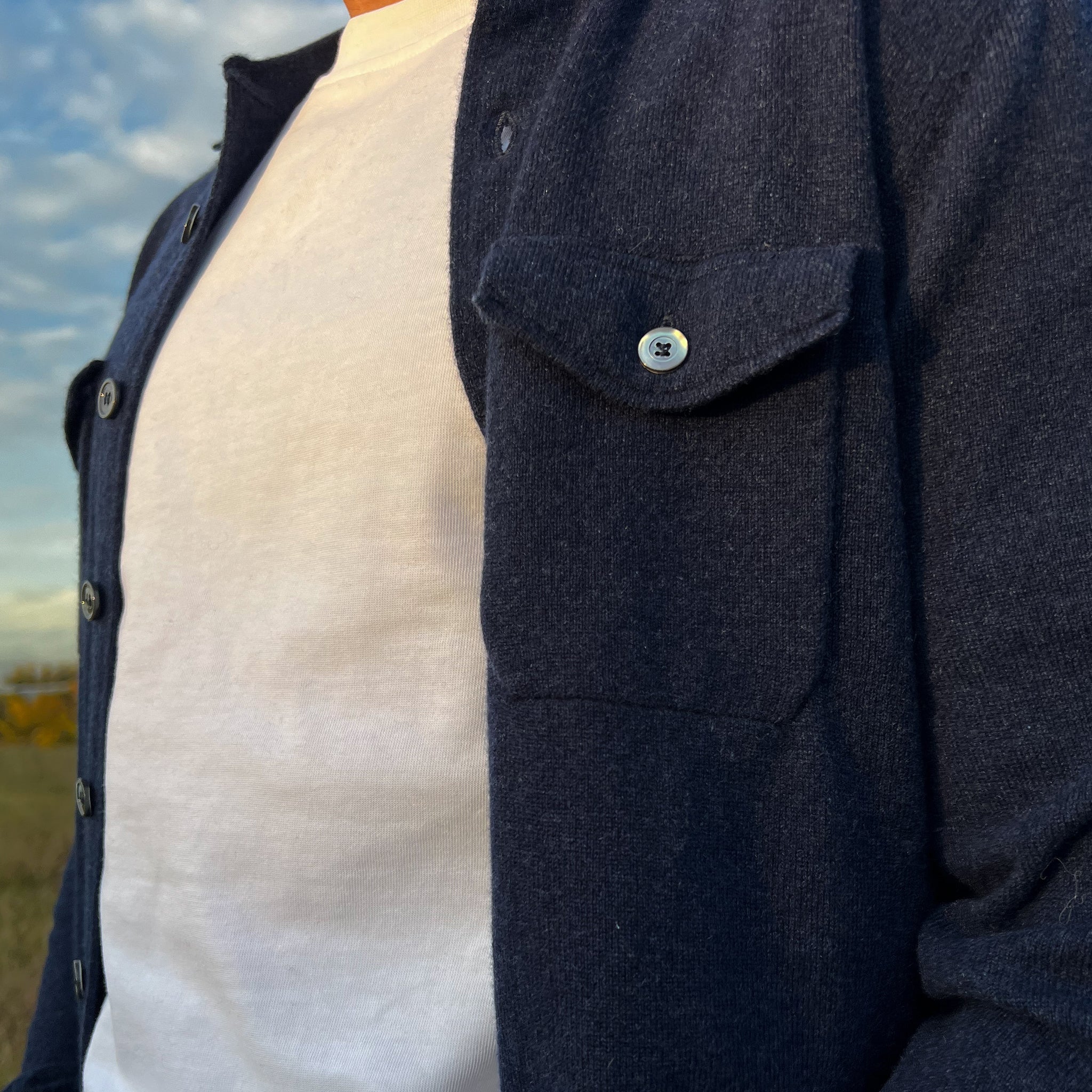 Camicia 100% cashmere blu mélange unisex indossata 2 - valensia
