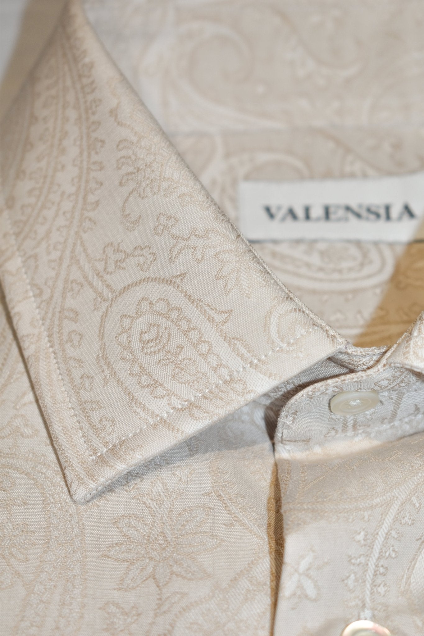 Camicia in jacquard giapponese beige cotone dettaglio collo- valensia