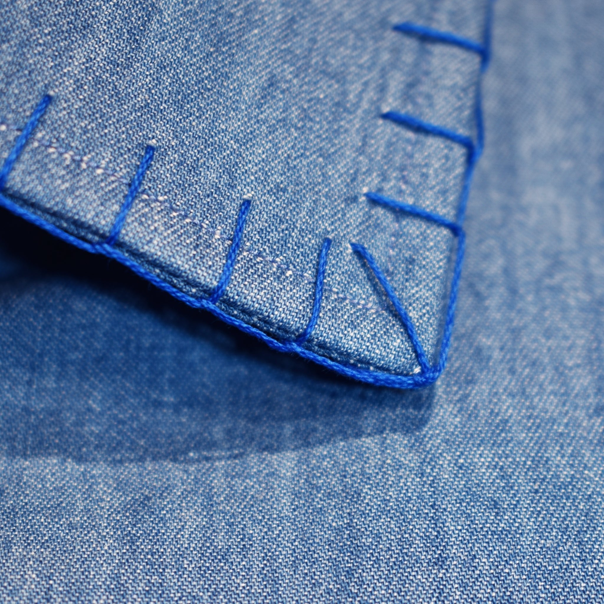 Camicia jeans denim washed con profili ricamati a mano dettaglio collo - valensia