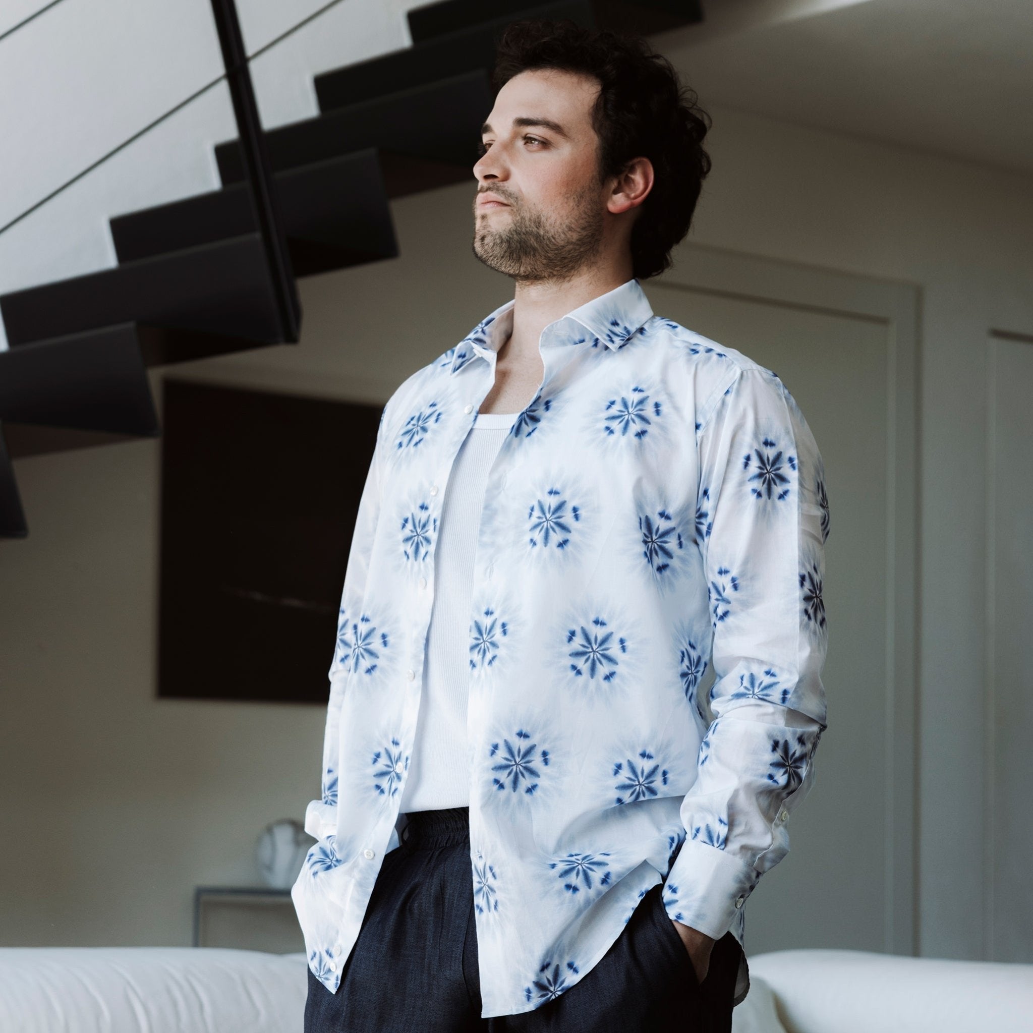 Camicia tie dye in cotone con bottoni in madreperla piegata indossata- Valensia