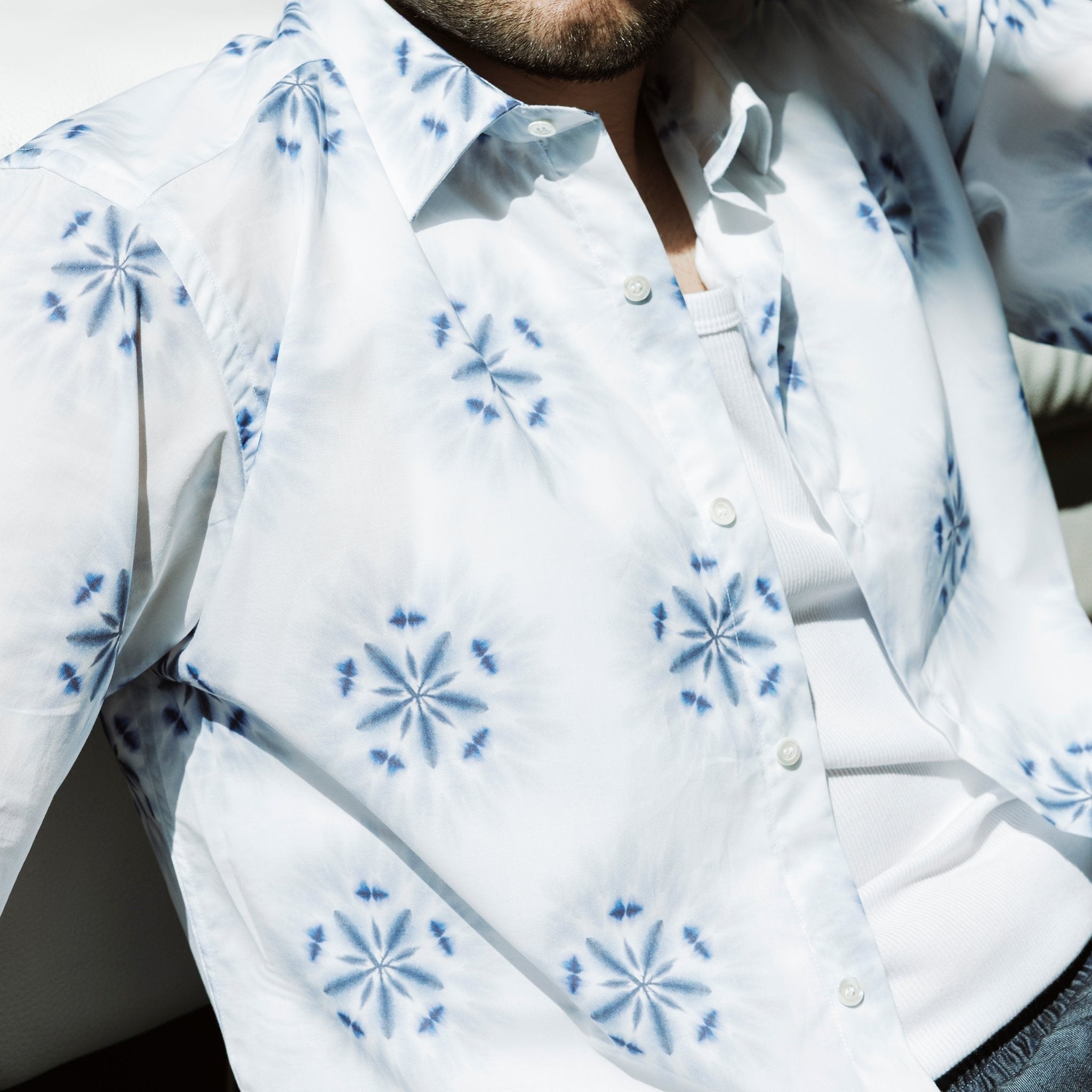 Camicia tie dye in cotone con bottoni in madreperla piegata indossata 1- Valensia