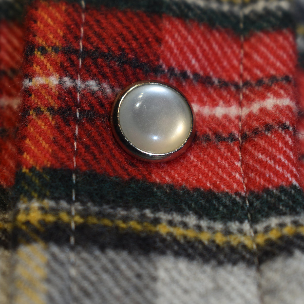 Dettaglio del bottone a pressione sulla camicia western in flanella check rosso - Valensia Moda
