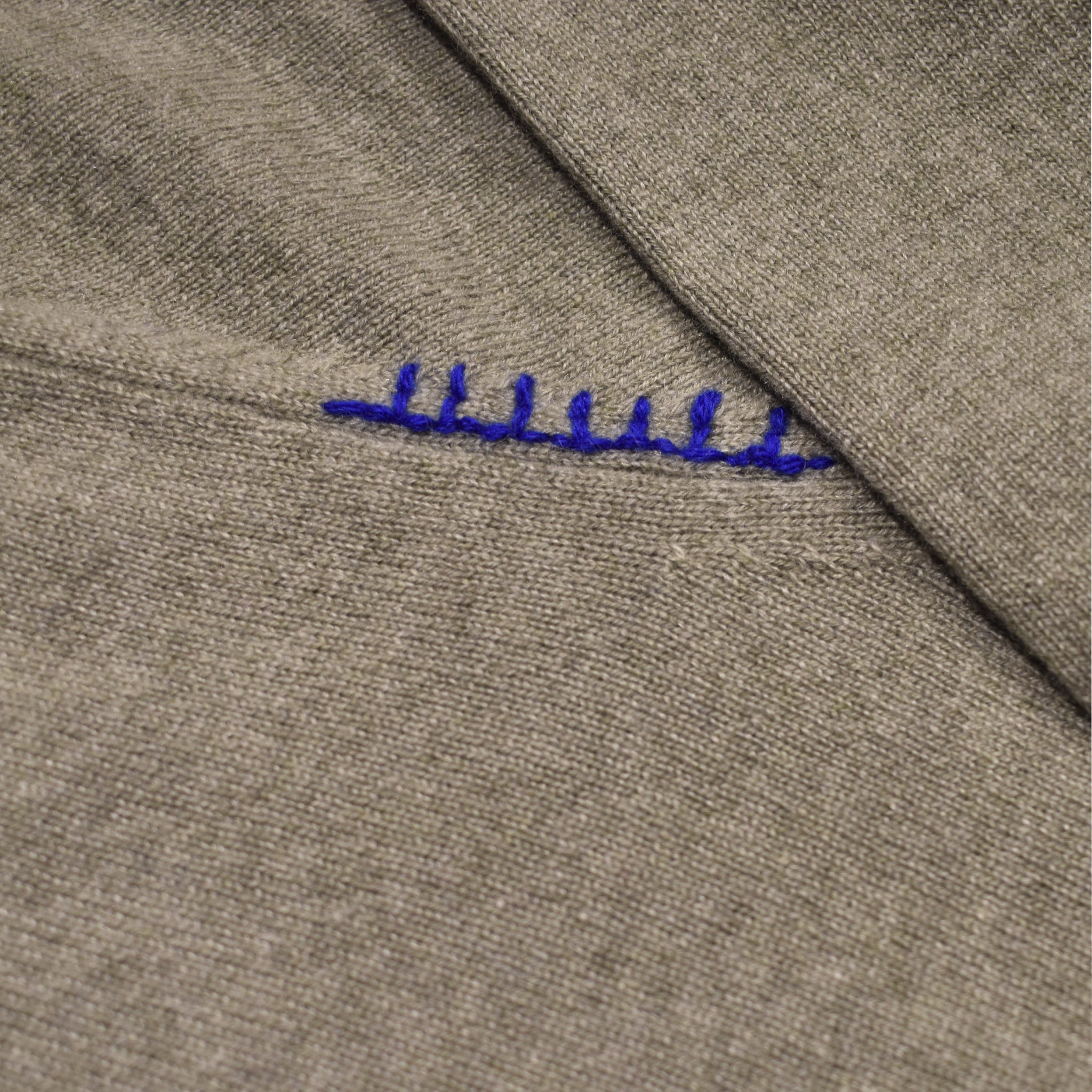Maglione girocollo verde salvia 100% cashmere dettaglio giro manica- valensia