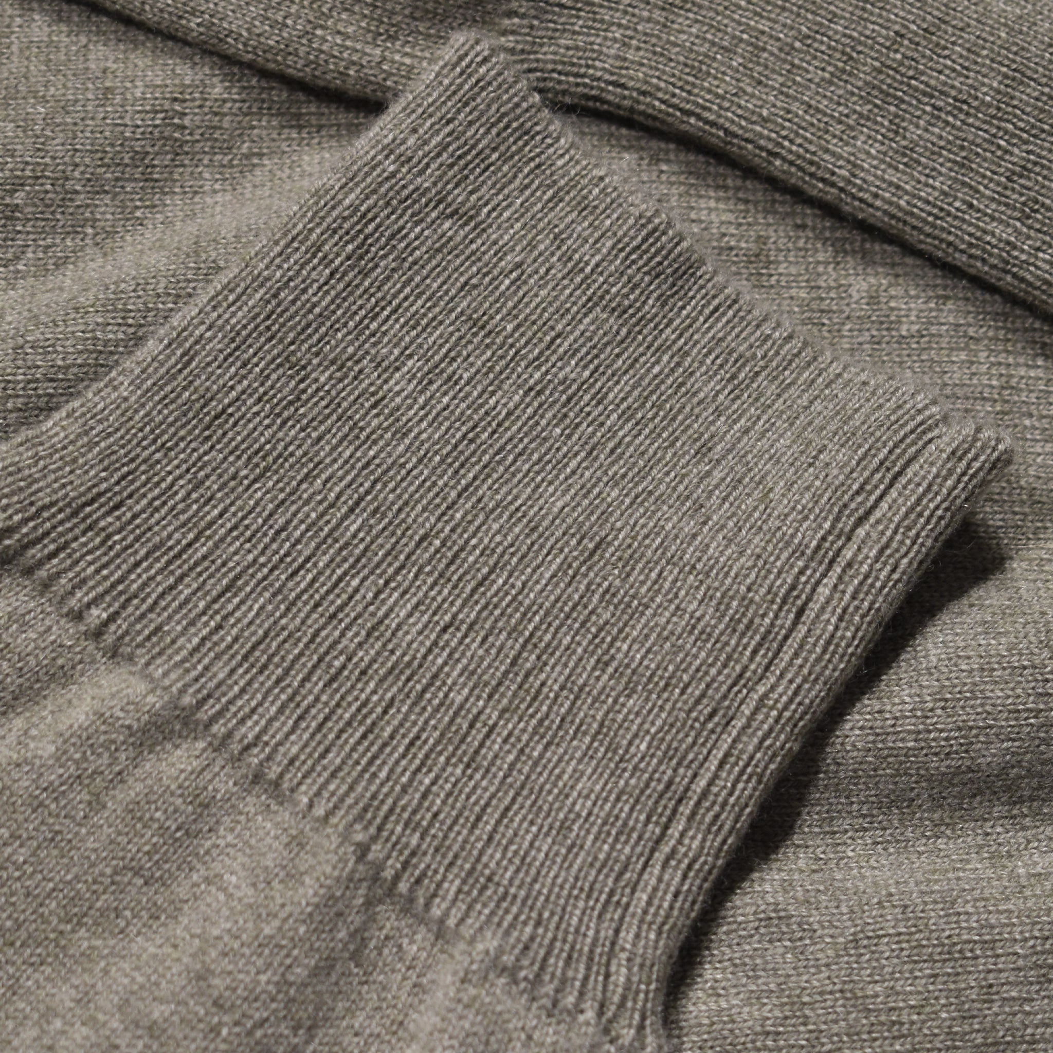 Maglione girocollo verde salvia 100% cashmere dettaglio polso- valensia
