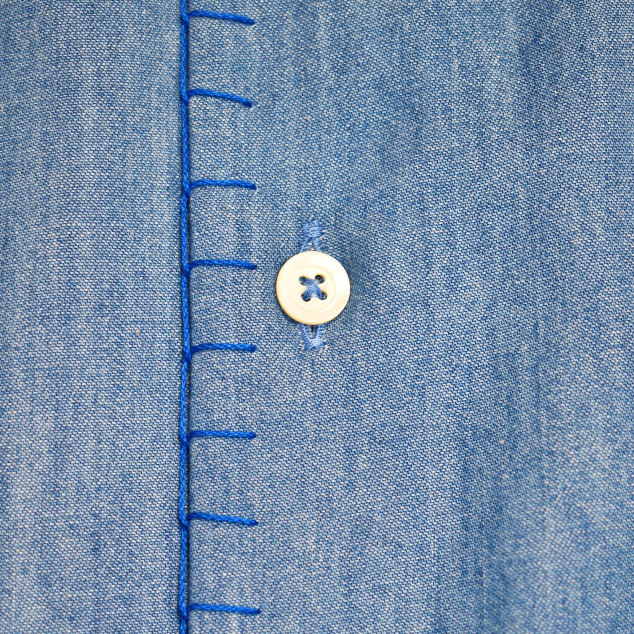 Camicia jeans con profili ricamati a mano primo piano bottone - VALENSIA