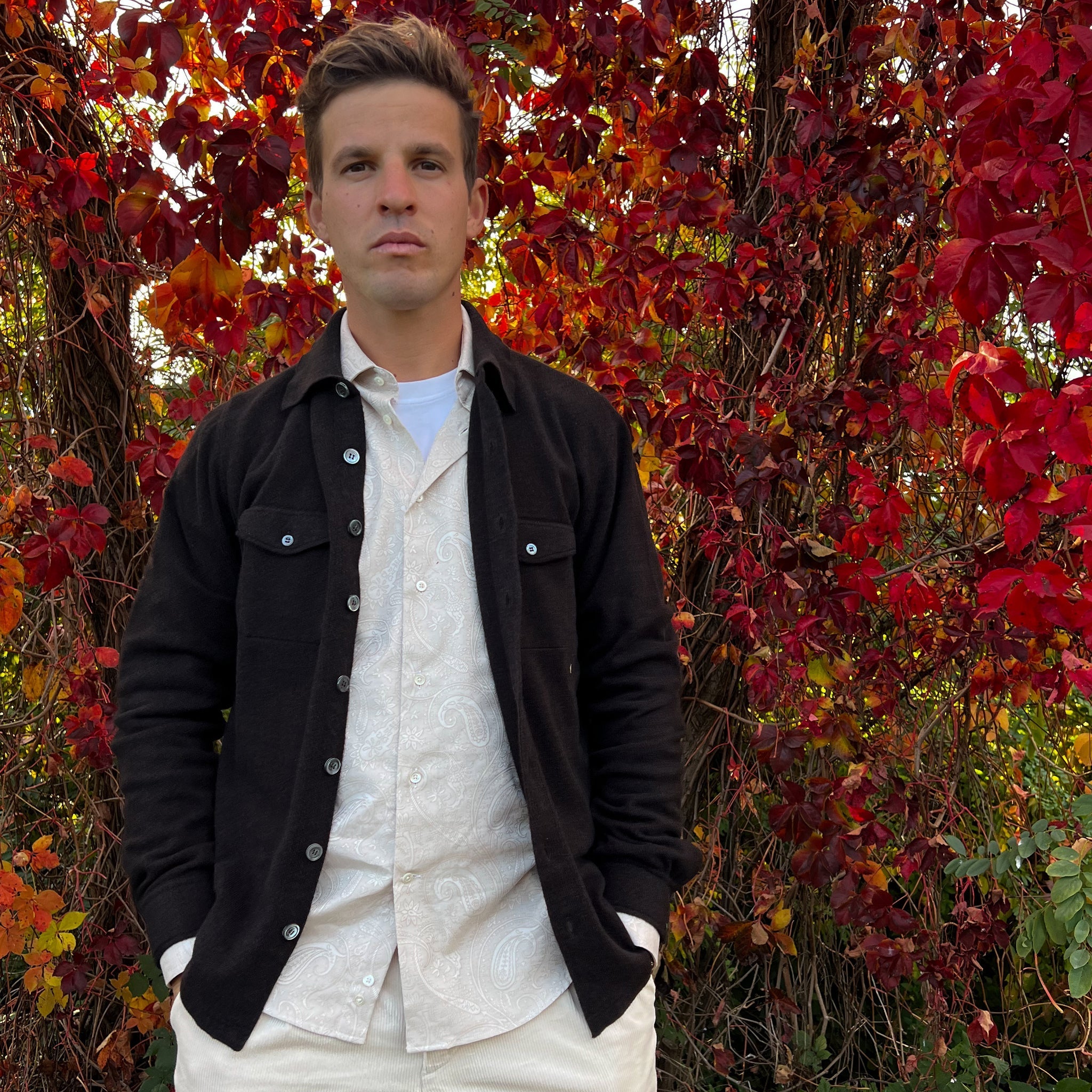 Camicia misto cashmere marrone indossata da modello in posa centrale - VALENSIA