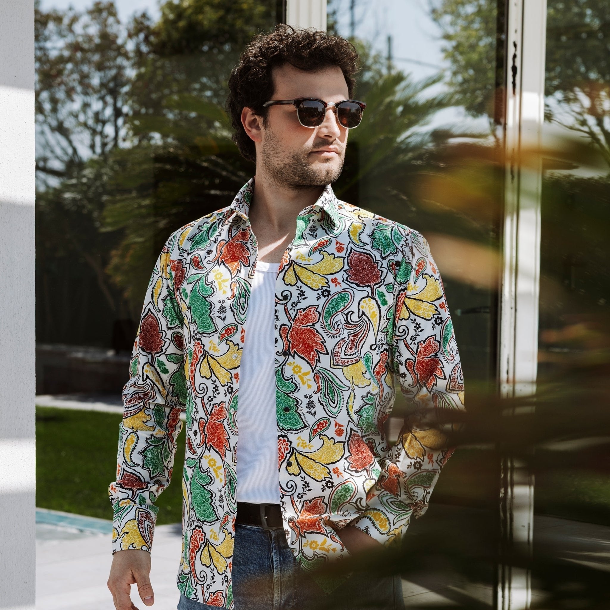 Camicia paisley con bottoni automatici indossata da modello con canottiera bianca e jeans- Valensia