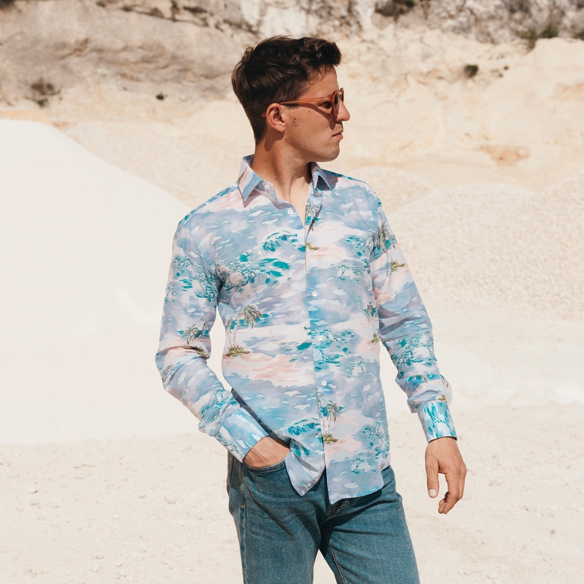 Camicia tropicale indossata da modello con jeans - Valensia
