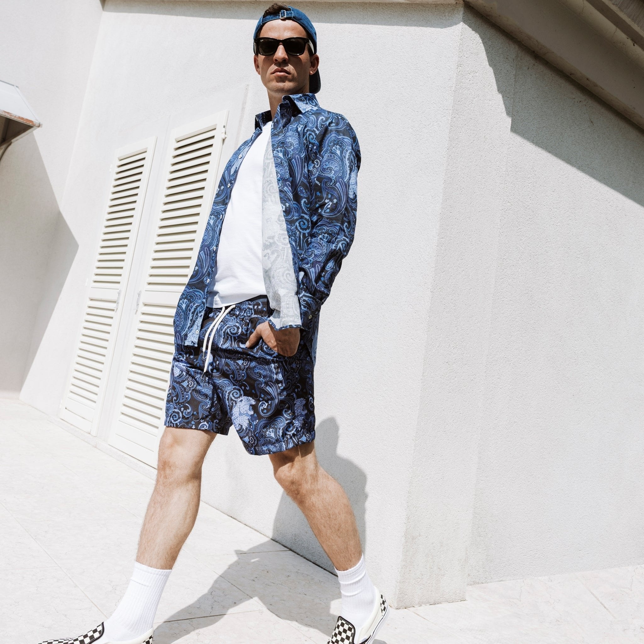 Costume da bagno in fantasia blu indossata da modello con camicia abbinata, maglietta - Valensia