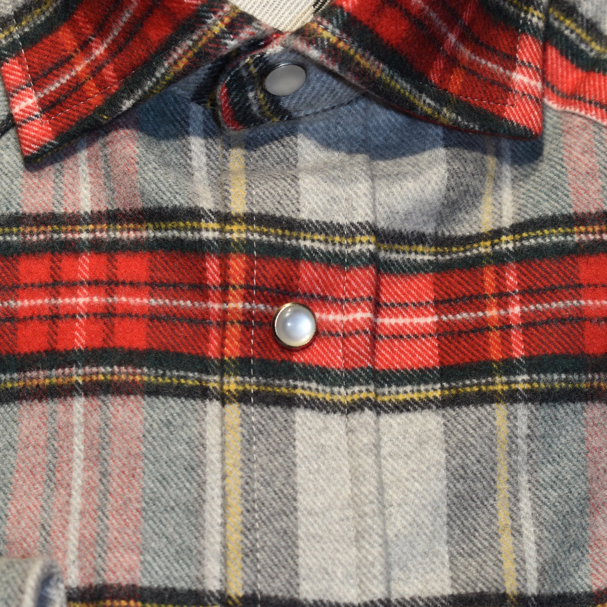 Dettaglio del collo semi francese e dei bottoni a pressione della camicia western in flanella - Valensia Moda