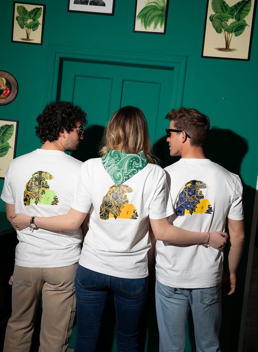 Maglietta cotone organico giaguaro paisley giallo indossata da tre modelli nelle varianti - VALENSIA MODA
