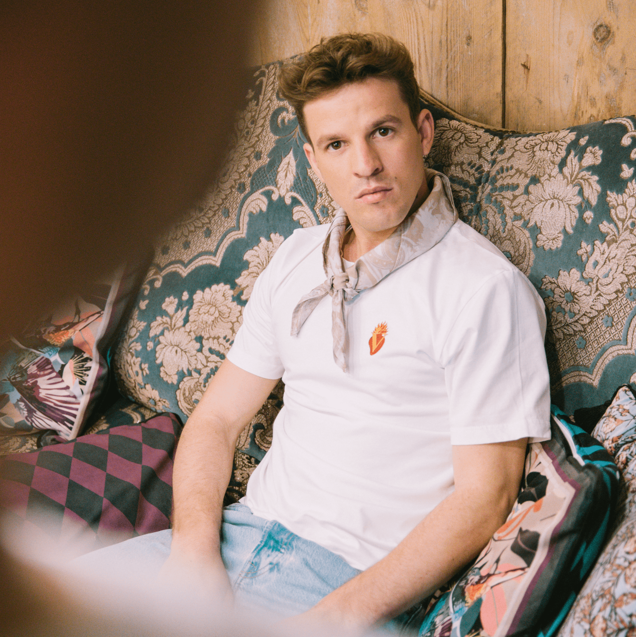 Maglietta cotone organico sacro cuore indossata da modello con bandana al collo e jeans - VALENSIA MODA