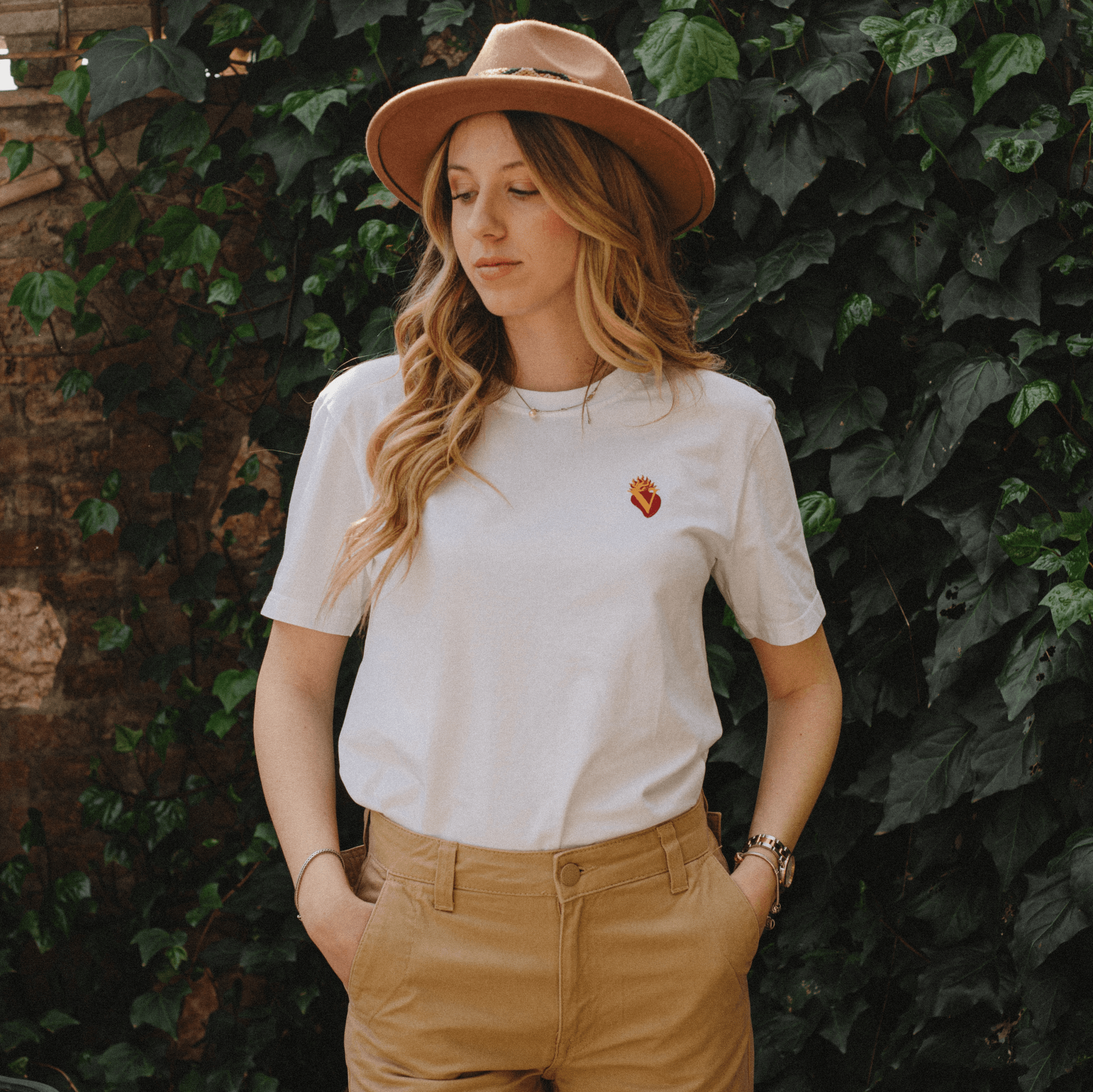 Maglietta cotone organico sacro cuore indossata da modella con cappello e pantalone beige - VALENSIA MODA