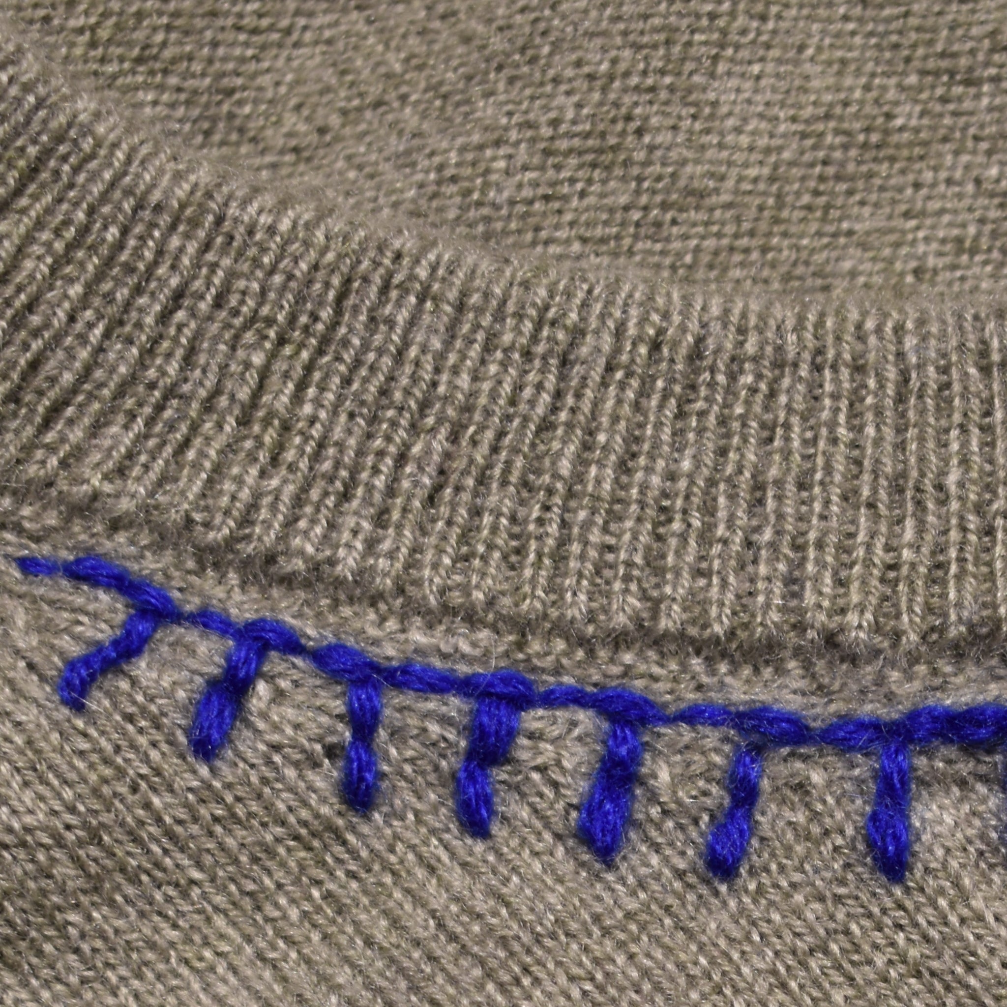 Maglione girocollo verde salvia cashmere primo piano ricamo collo- VALENSIA