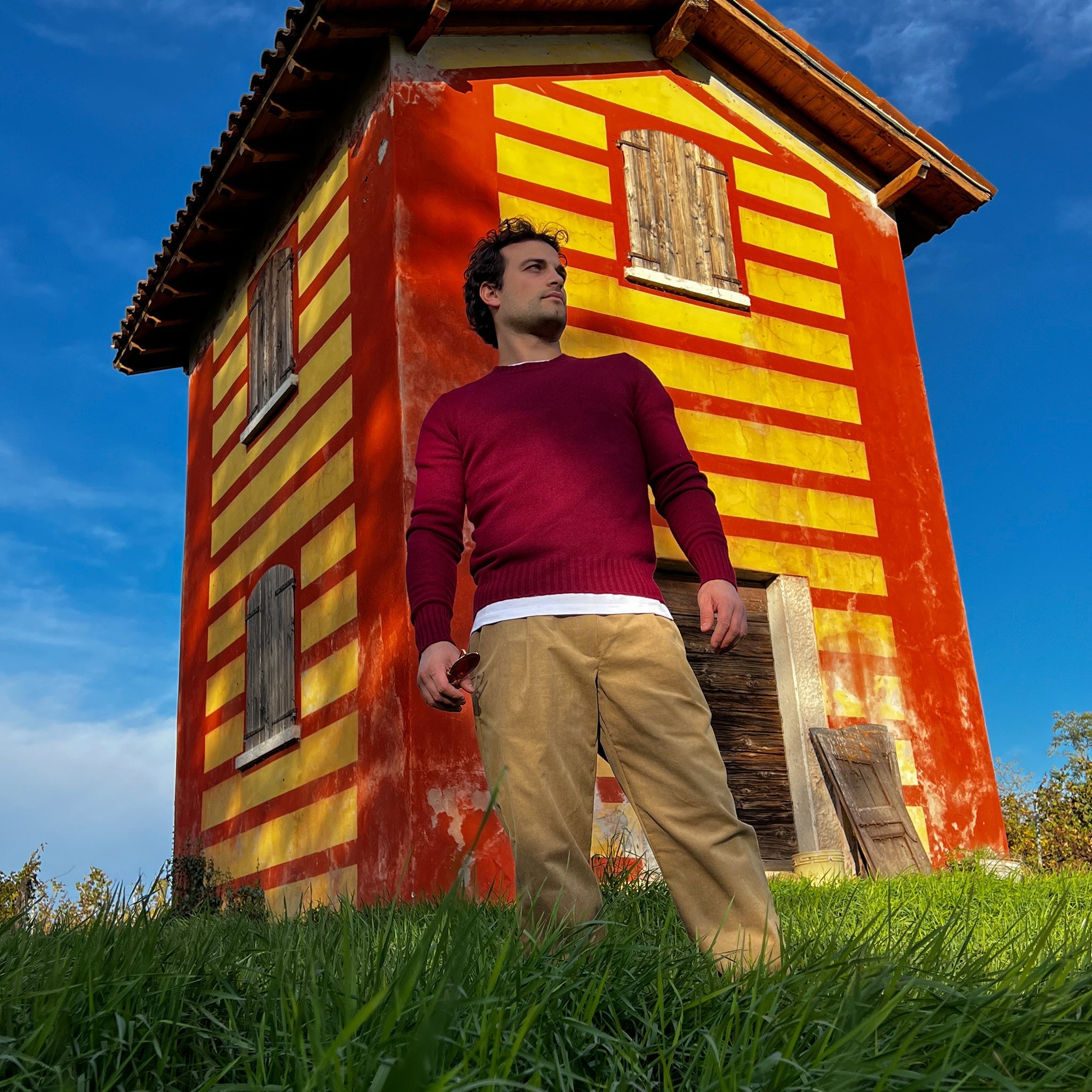 Pantavelluto beige  indossato da modello in posa che ritrae il davanti- VALENSIA