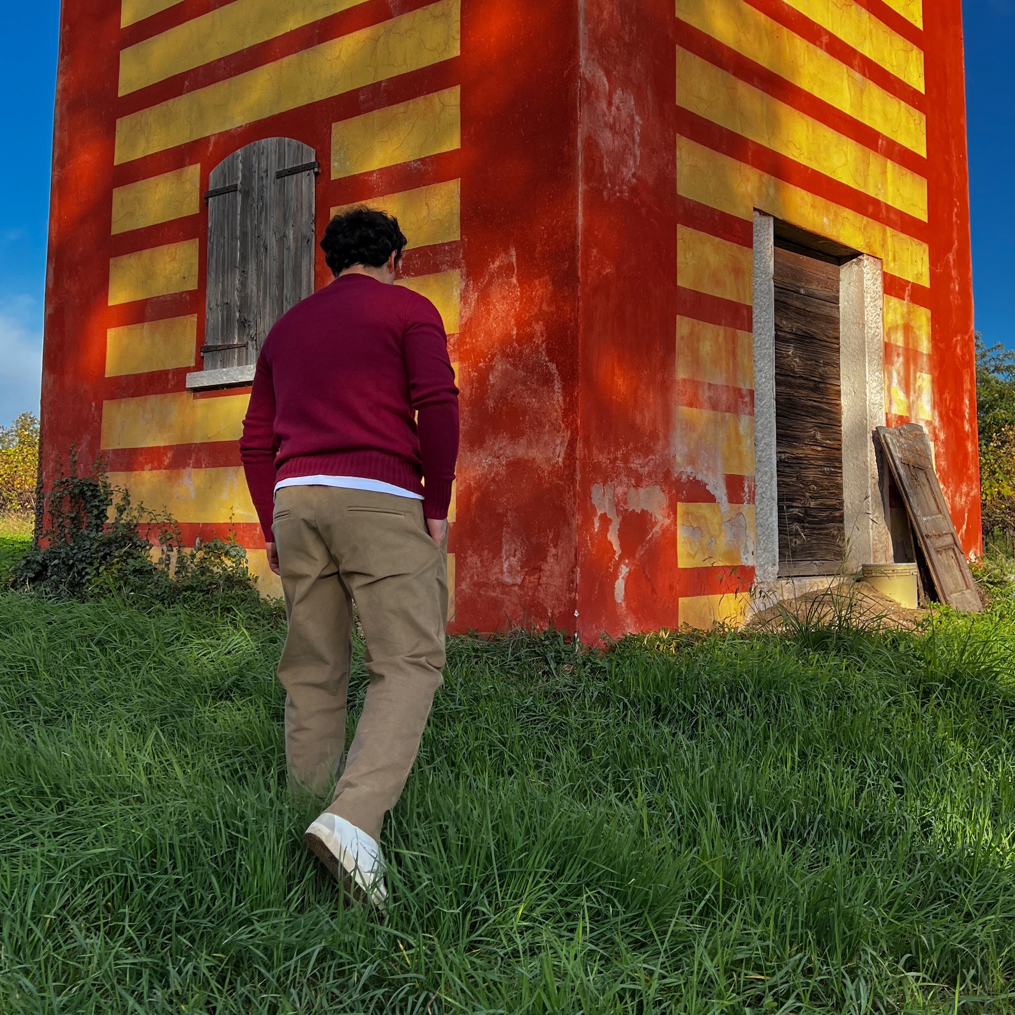 Pantavelluto beige indossato da modello in posa  - VALENSIA