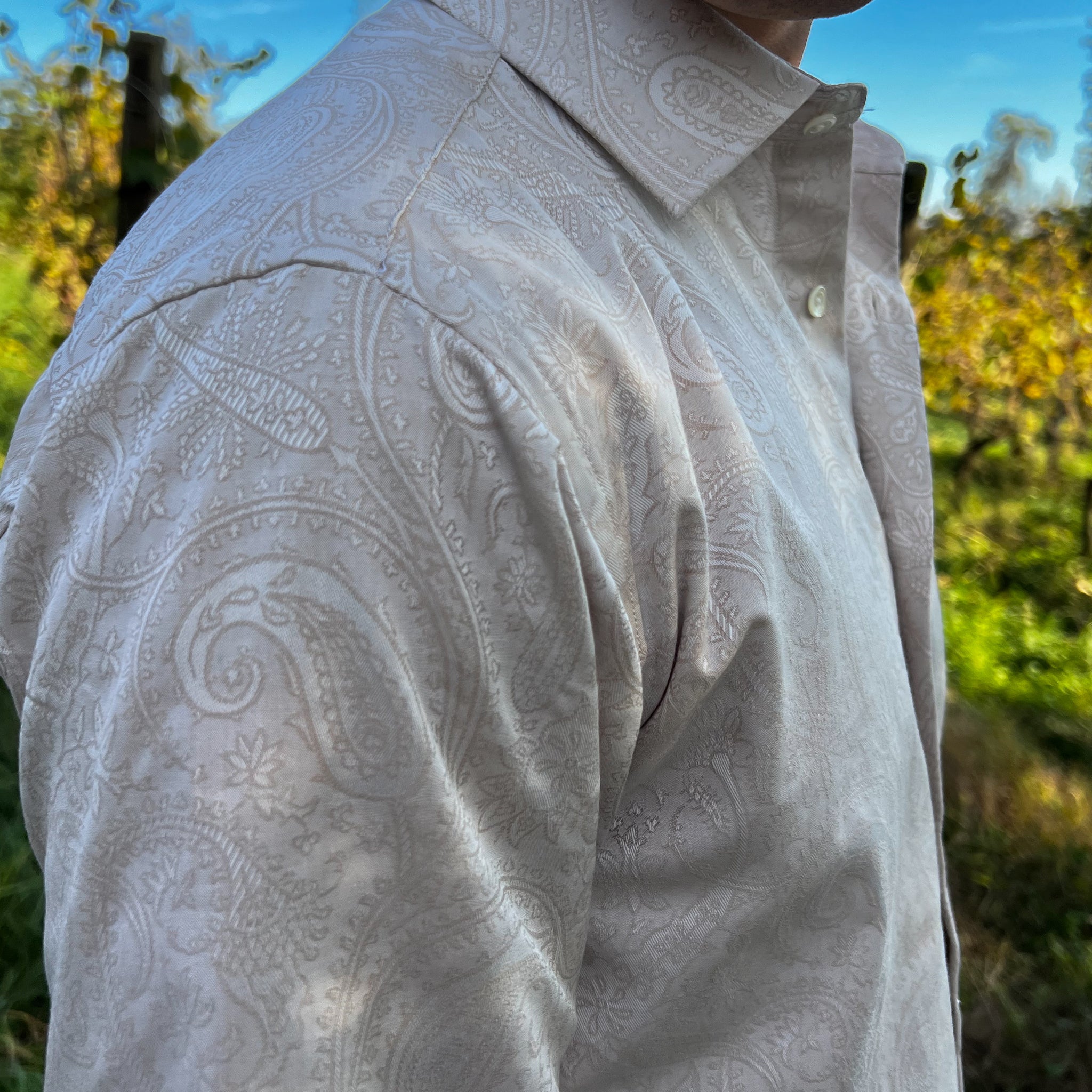 Camicia in jacquard giapponese beige cotone indossata 1- valensia