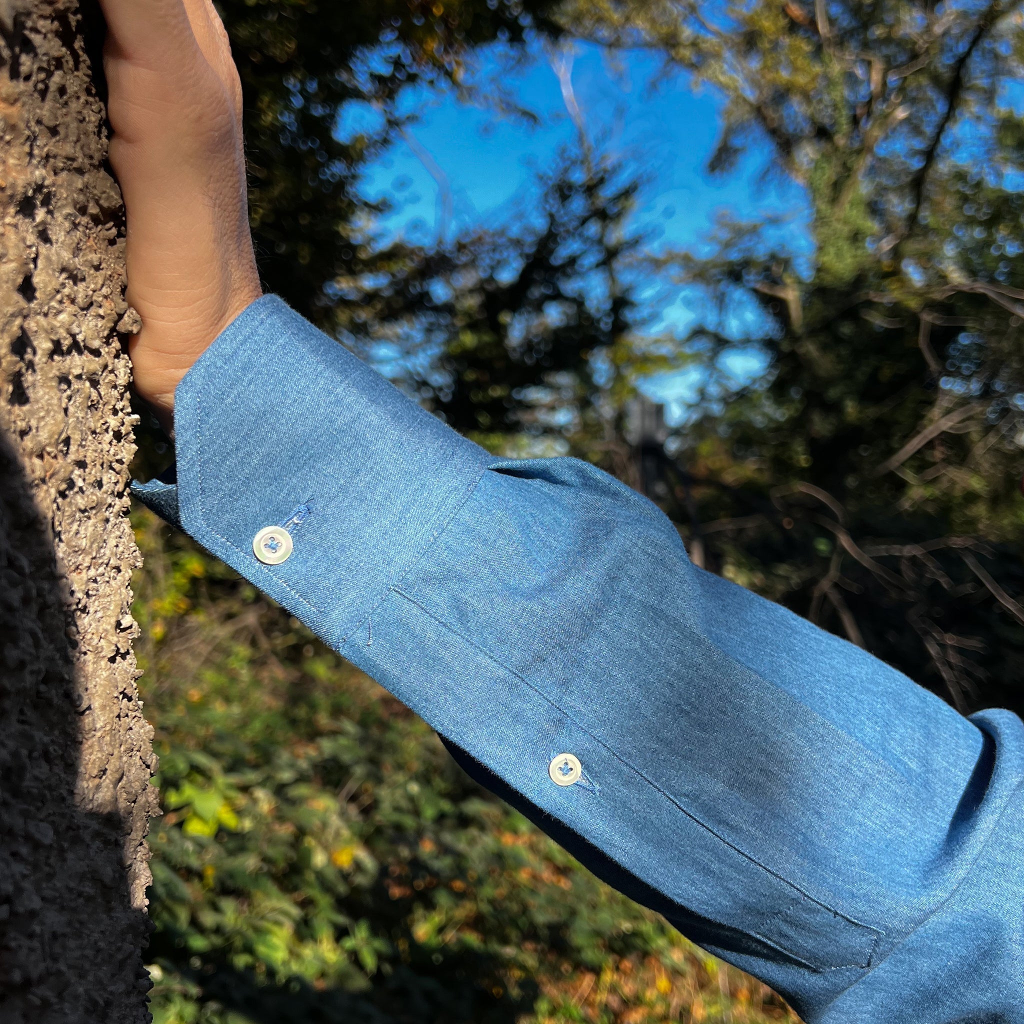 Camicia jeans denim washed con profili ricamati a mano indossata 2 - valensia