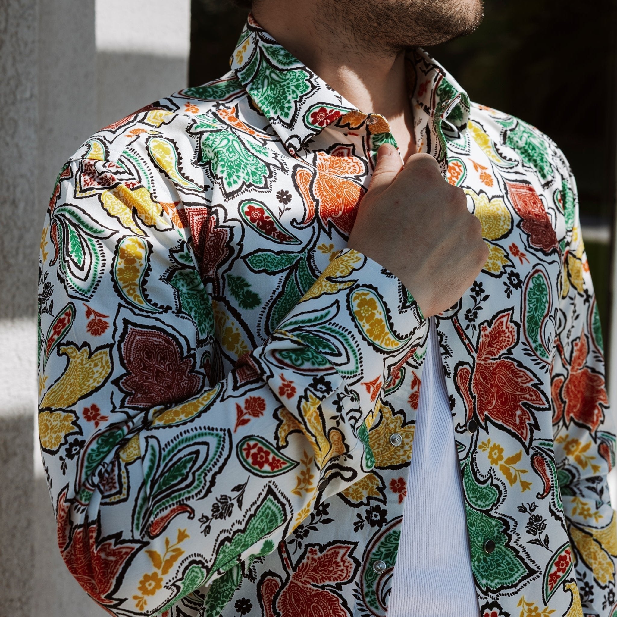 Camicia paisley in cotone con bottoni automatici indossata 1 - Valensia