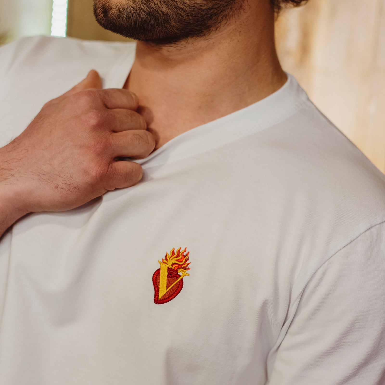 primo piano logo sacro cuore indossata