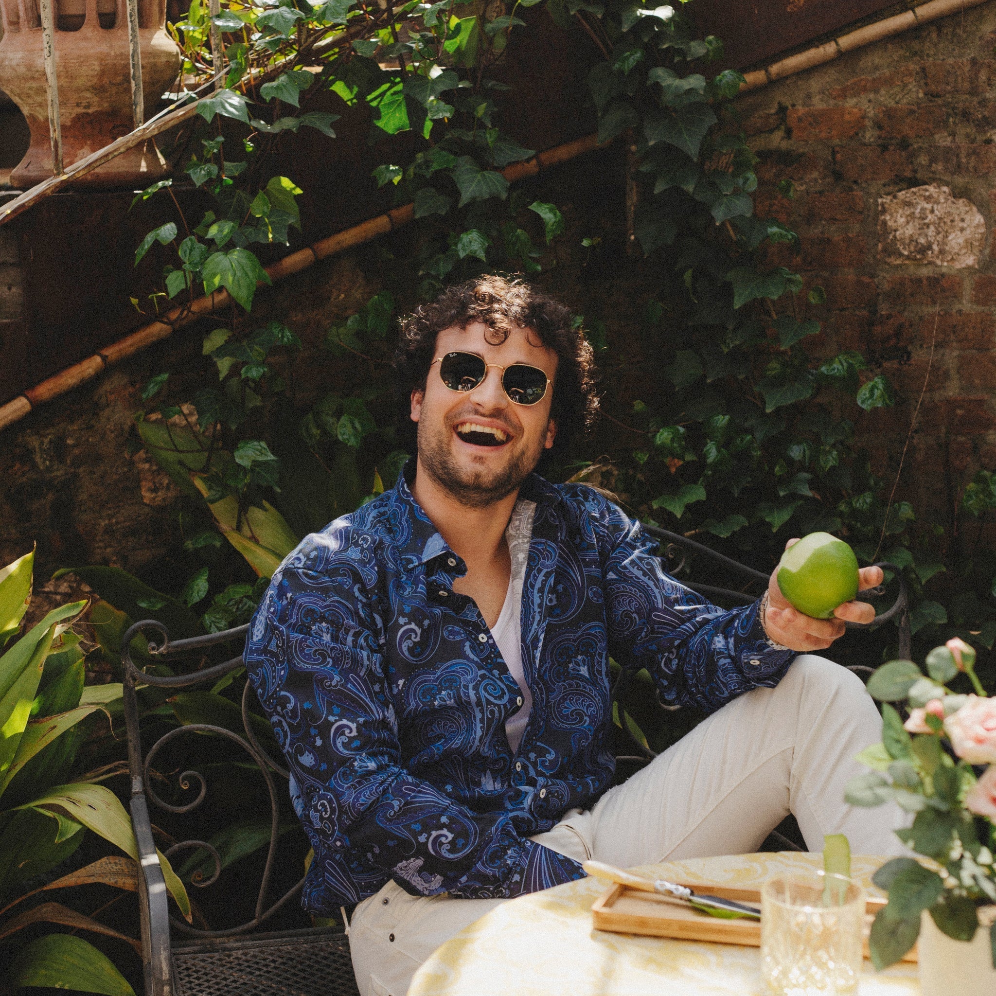 Camicia fantasia blu misto lino indossata da modello con pantalone bianco - VALENSIA MODA