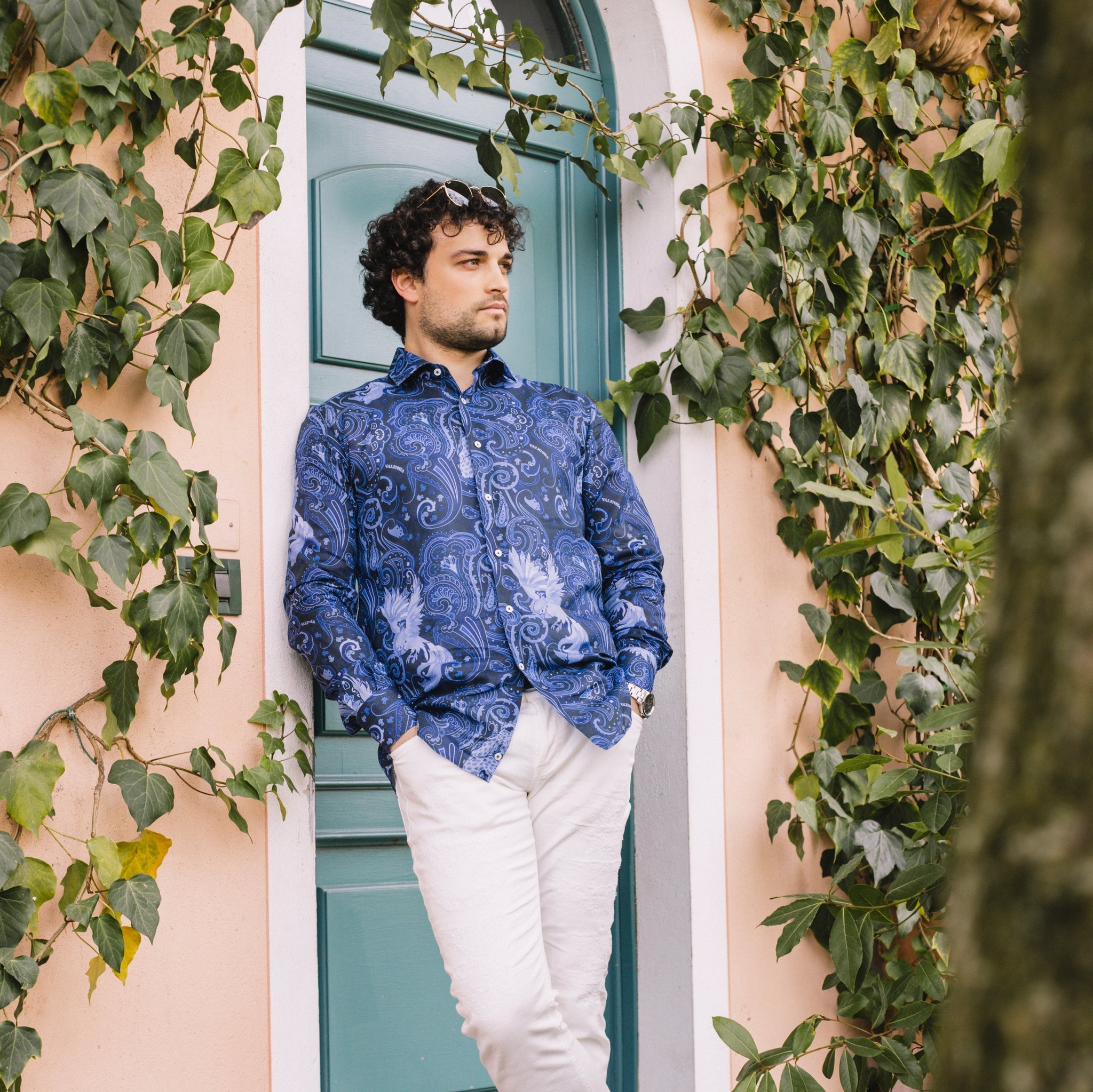 Camicia fantasia blu misto lino indossata da modello  - VALENSIA MODA