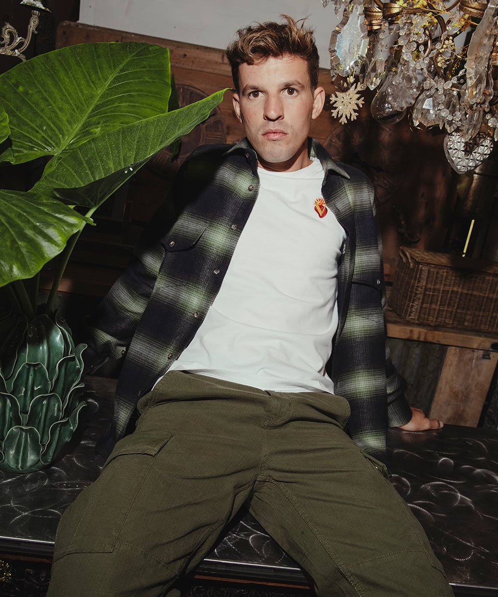 Camicia flanella quadri sfocati indossata da modello con maglietta bianca - Valensia