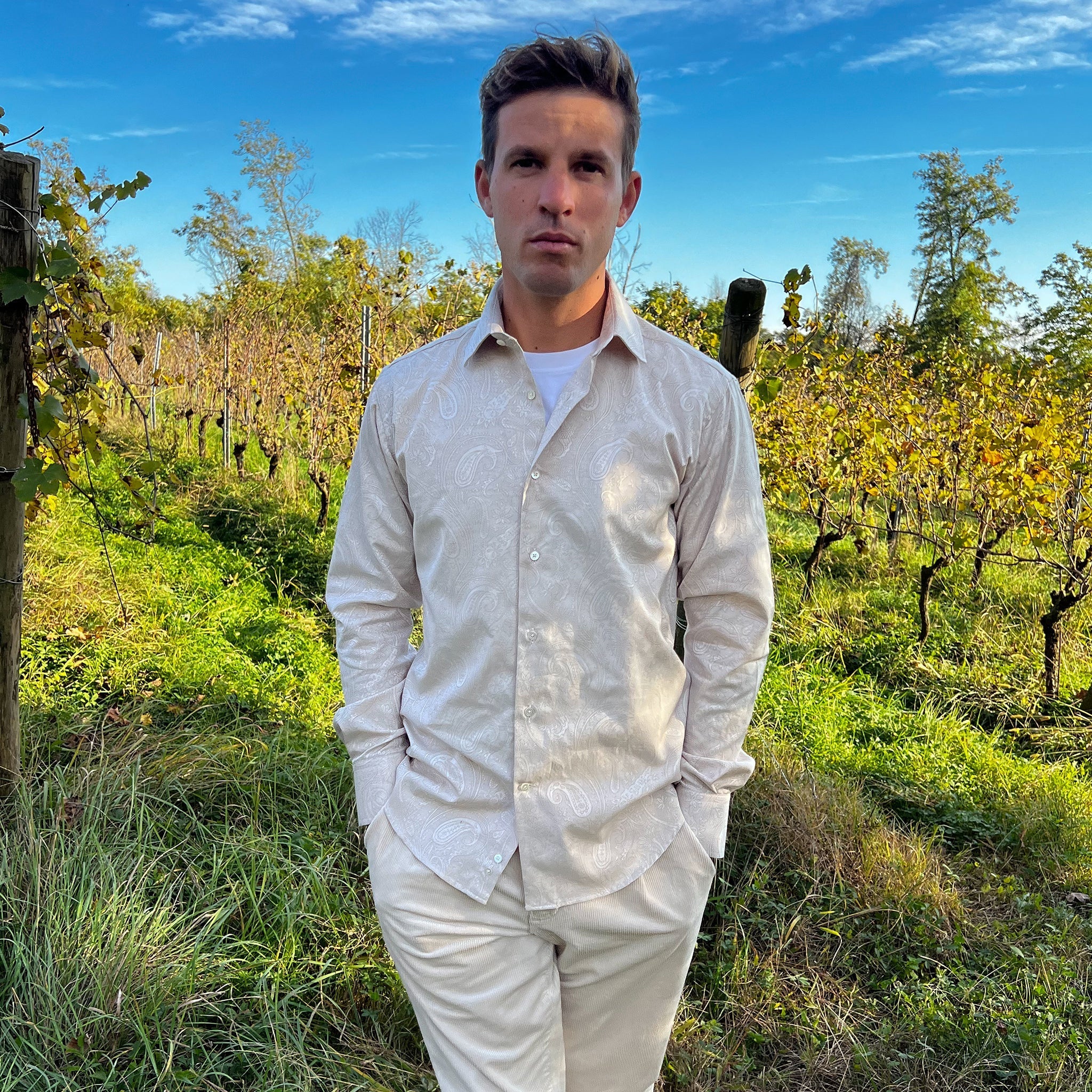 Camicia jacquard giapponese beige indossata da modello  - VALENSIA