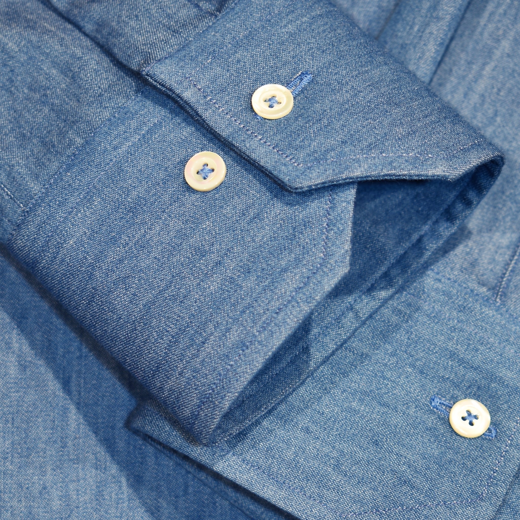 Camicia jeans con profili ricamati a mano primo piano polsi - VALENSIA