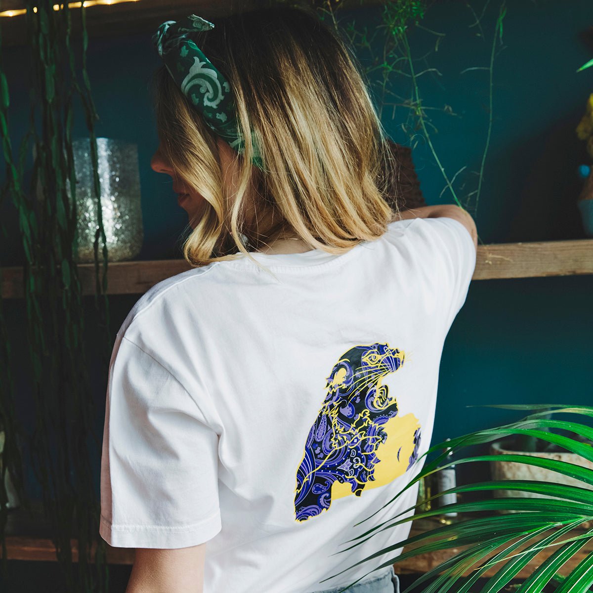 Maglietta cotone organico giaguaro paisley blu indossata da modella che mostra il retro - VALENSIA MODA