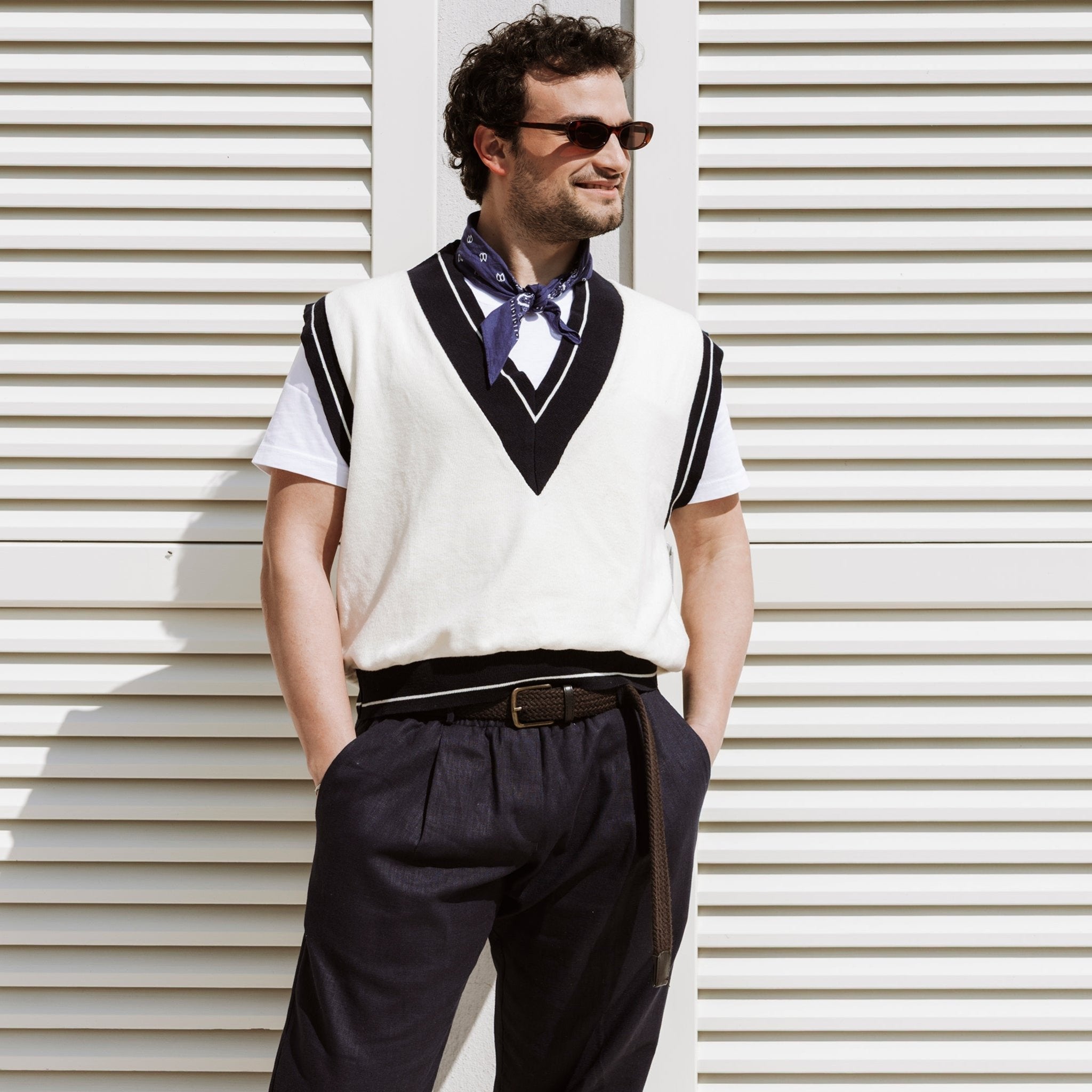 Pantalino blu con pinces indossato da modello con gilet e maglietta - Valensia Moda