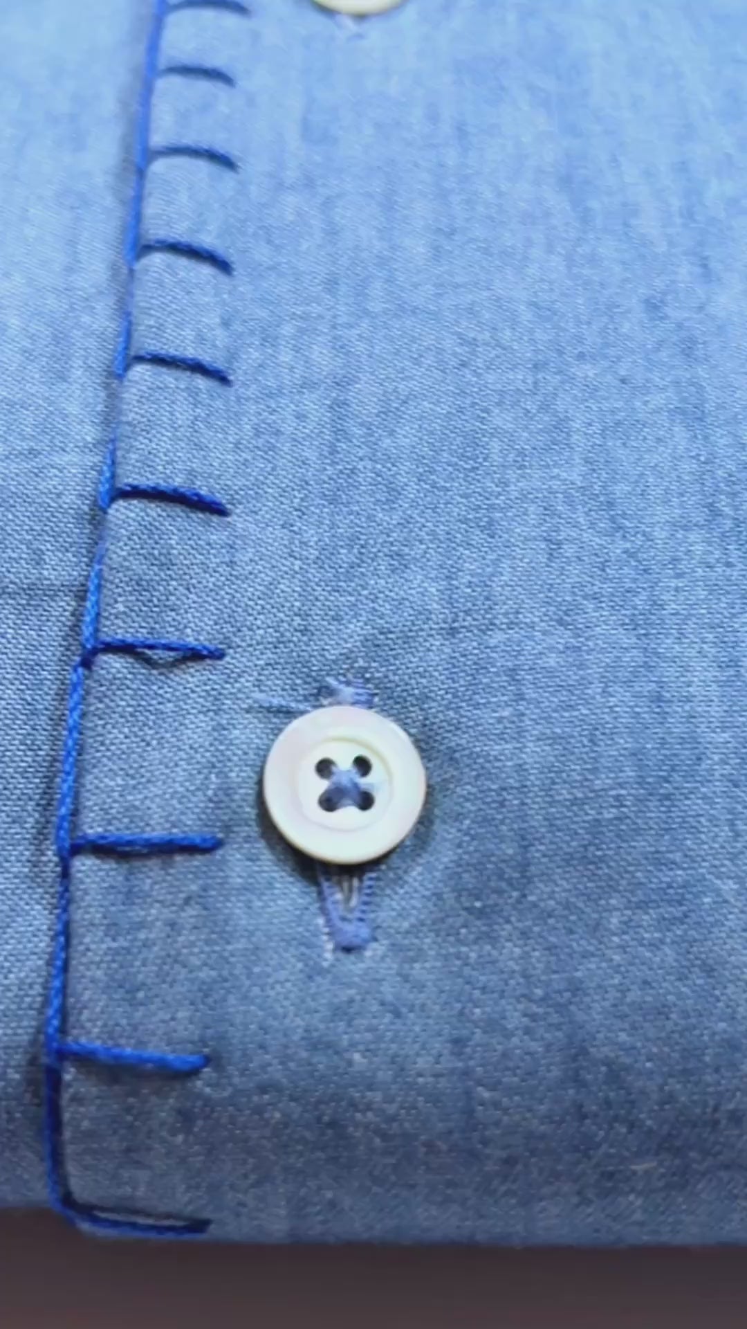 Camicia jeans denim washed Valensia: primo piano sui profili ricamati a mano e sui bottoni in vera madreperla.