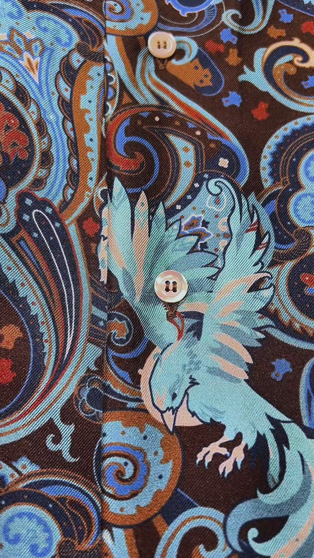 Primo piano sui dettagli della camicia seta fantasia Valensia blu.