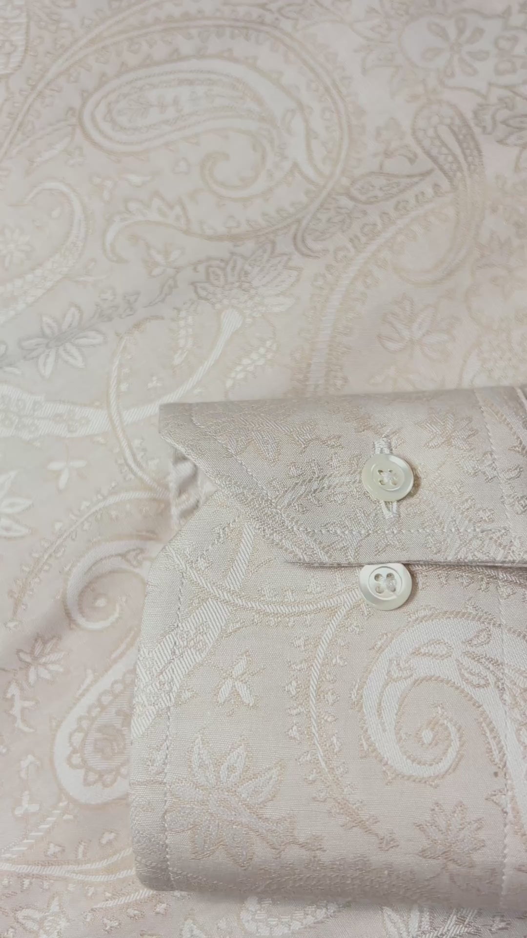 Camicia in jacquard giapponese beige Valensia: primo piano sulla trama tessuta e sui bottoni in vera madreperla.